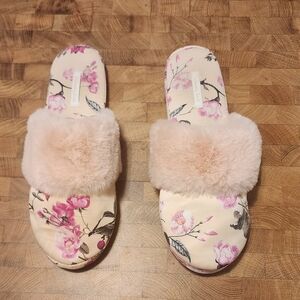 Victoria's Secret house slippers Size Large Pink Floral with fluffy pouf